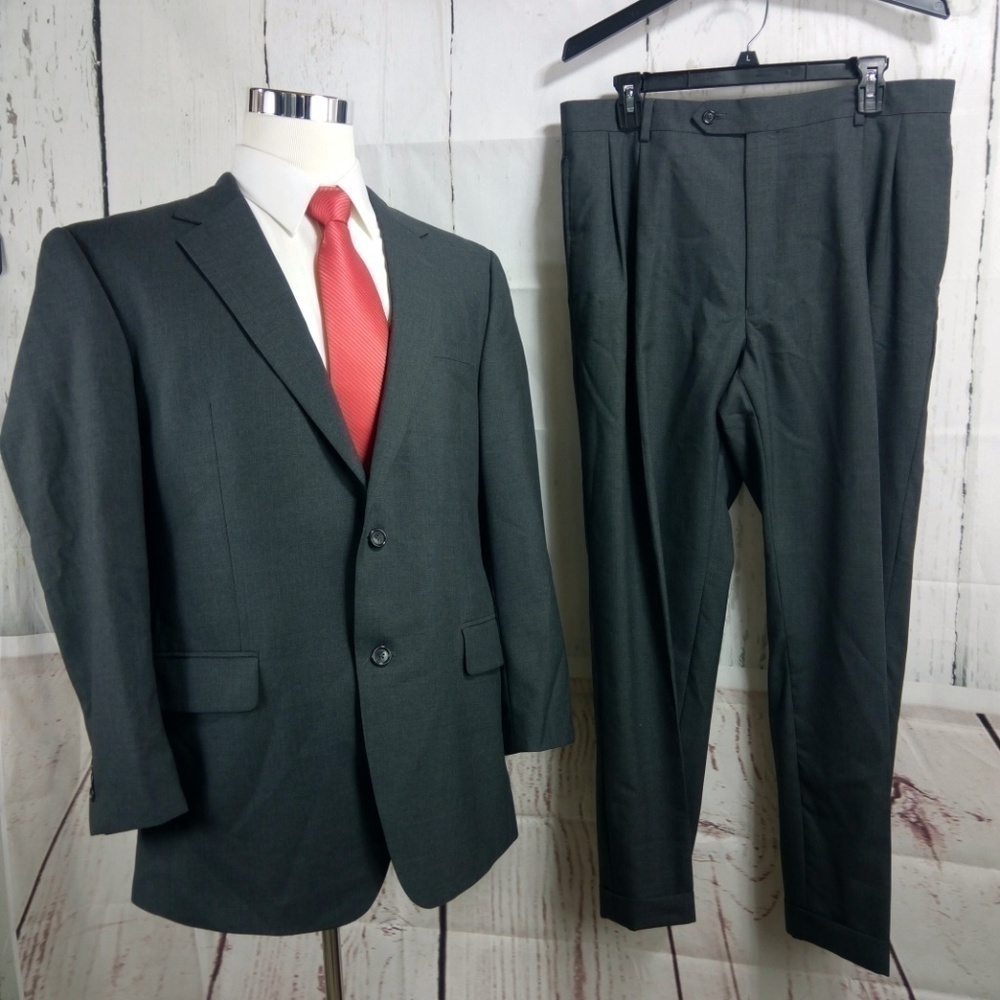 Jos A Bank 1905 43R 2 Button Gray 2pc Suit 34x28.5 Pleated, Cuffed